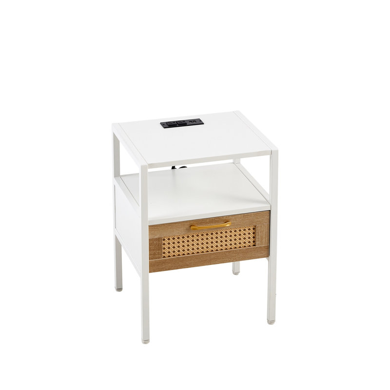 Table de chevet fonctionnelle en rotin avec prise de courant, ports USB, tiroir et pieds en métal pour une utilisation polyvalente à la maison et au bureau