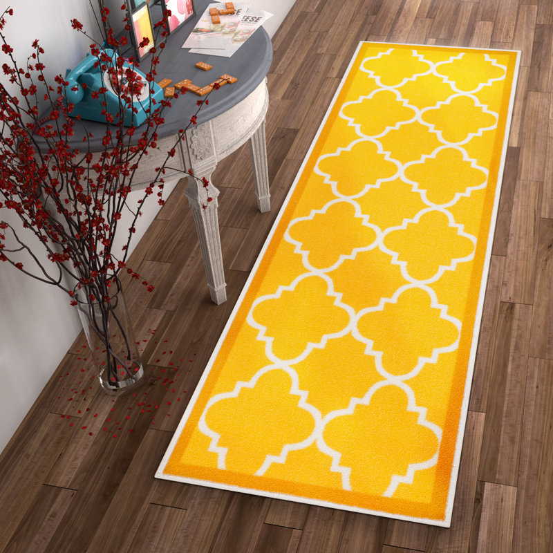 Tapis doré antidérapant Bethie, Tapis de couloir 2 pi 7 po x 9 pi 10 po