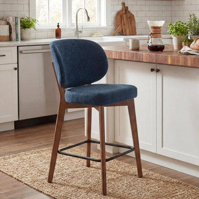 Tabouret de bar Mid-Century, tabouret de bar rembourré en tissu avec dossier à oreilles, tabouret de bar à hauteur de comptoir sans accoudoirs avec pieds en bois, repose-pieds en métal, pour comptoir de bar pour îlot de cuisine, bleu marine, ensemble de 2