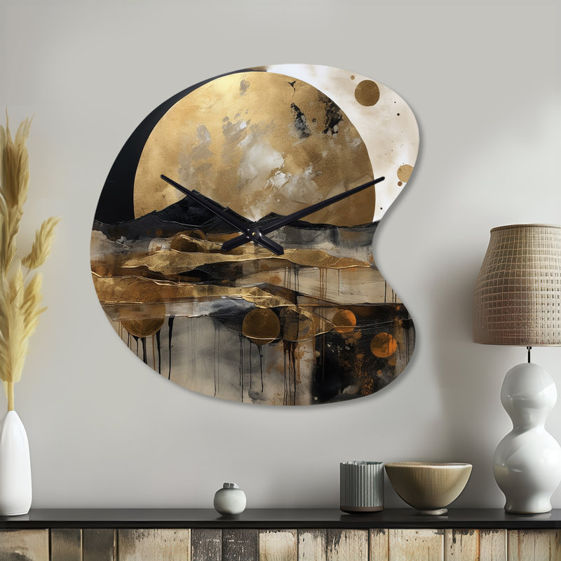 Exploration de la lune dorée évolutive III - Horloge murale paysage asymétrique en métal, impression d'horloge en métal de forme unique or