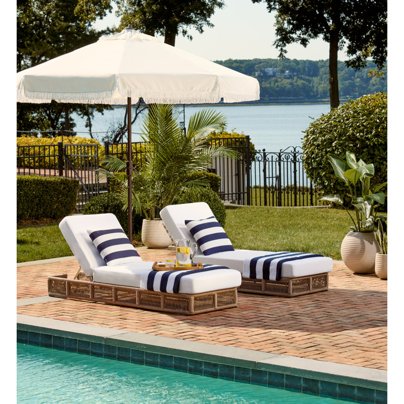 Chaise longue d'extérieur Langley, Cadre naturel / coussin blanc