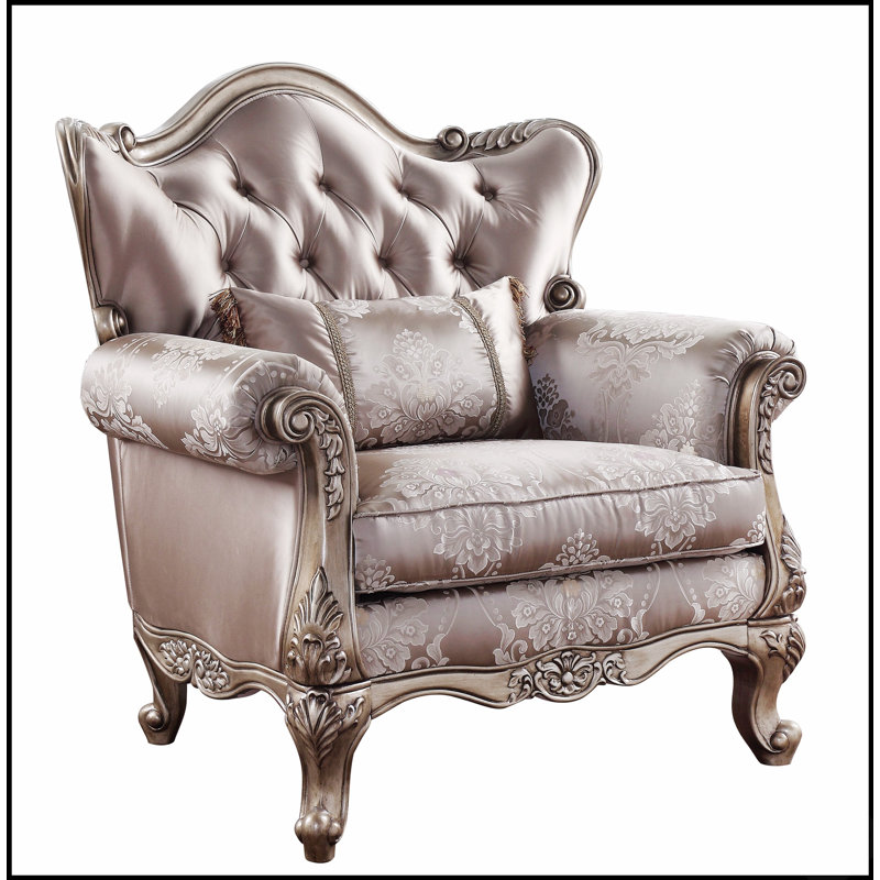 Fauteuil élégant en tissu fini champagne avec coussin inclus, idéal pour un confort luxueux et une décoration raffinée