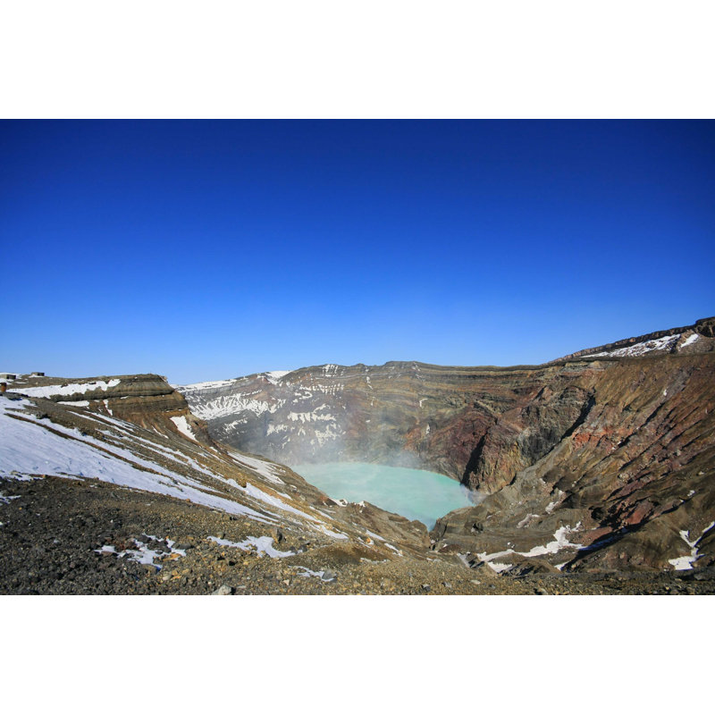 «Naka Crater, Japon» par Wunchana Seubwai - photographie sur toile tendue, H 8 po x l 12 po