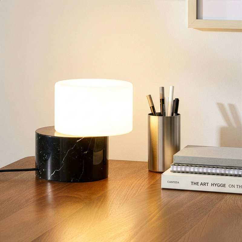 Lampe de table à DEL en marbre noir 6 po avec abat-jour rotatif Zigzag