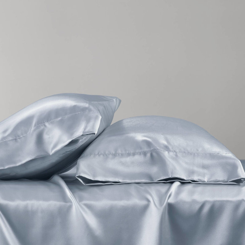 Literie de luxe en satin simple - Froissé. Jusqu'à 16 po compatible avec les matelas. Avec 1 drap plat, housse et 4 taies d'oreiller. Doux et doux.. Draps bleus froissés. Convient aux matelas. Contient du bonheur soyeux.
