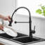Robinet de cuisine avec douchette rétractable, robinet d'évier de cuisine à poignée simple-104406291