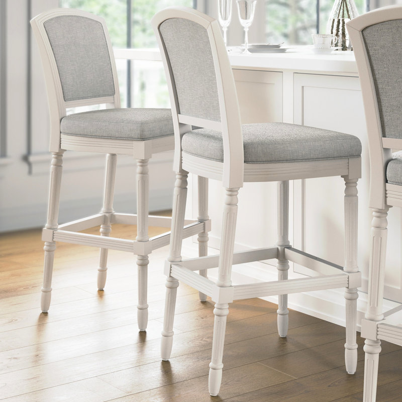 Tabouret de 31 po blanc avec assise et dossier rembourrés gris, pieds texturés tournés pour la table de pub orné d'une hauteur de bar de 31 po
