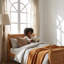 Lit plateforme simple en bois avec tête de lit intégrée et support de lattes en bois (ton chêne)-331946985-331946988