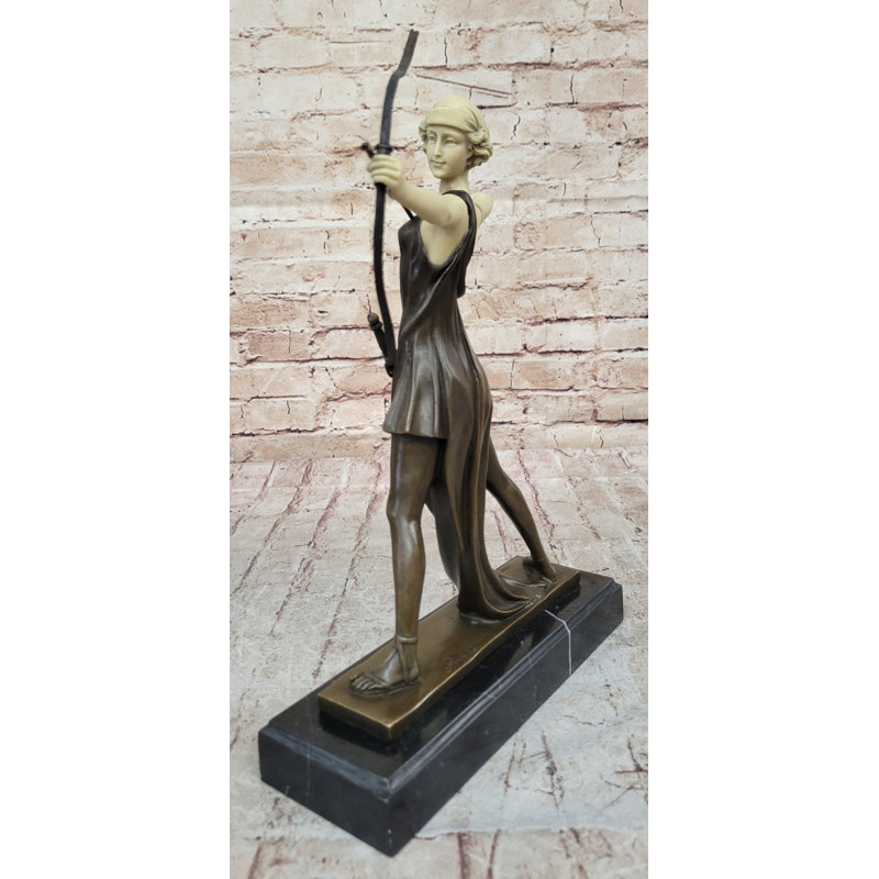 Statue de la chasseresse Diana avec archer