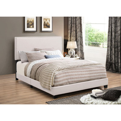Lit King à panneaux capitonnés, détails cloutés individuels, structure et contreplaqué massif, plusieurs choix de tissus. Le lit est offert en tissu doux, garniture pour le style, cadre en bois robuste, sommier requis.