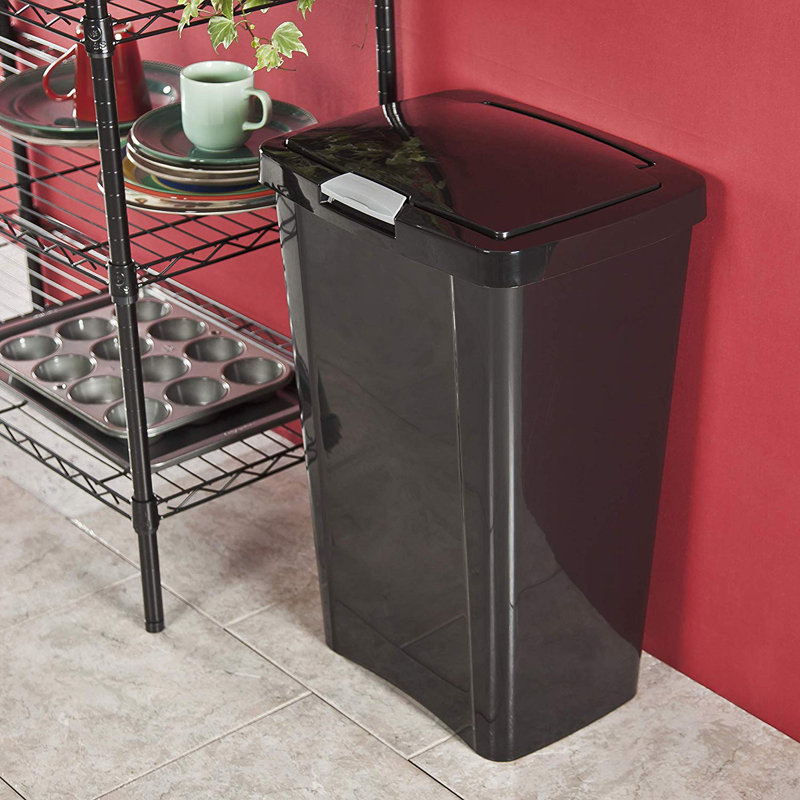 Corbeille à déchets 13 gallons avec loquet en titane Sterilite, noir (paquet de 12)