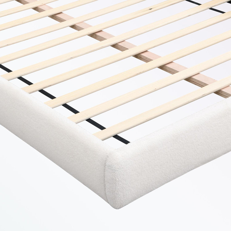 Grand lit arqué avec petite table