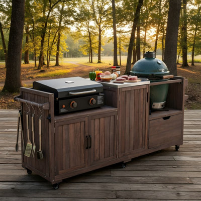 La table de chariot de barbecue en bois massif, brun foncé de 80,5 pouces, peut accueillir de grands grils et des plateaux de cuisson, avec des tiroirs et un comptoir en acier inoxydable.