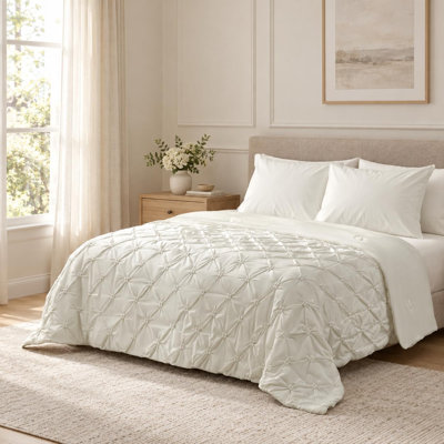 Elegant Pintuck Cooling Comforter–Lightweight & Breathable