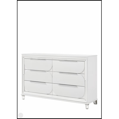Commode à finition blanche perle Tarian avec pieds en acrylique et rangement spacieux, parfaite pour les chambres modernes et élégantes