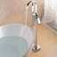 Robinet de baignoire autoportant à fixation au sol en laiton avec robinet à cascade pour salle de bain avec douche à main 6 gallons par minute-114691010