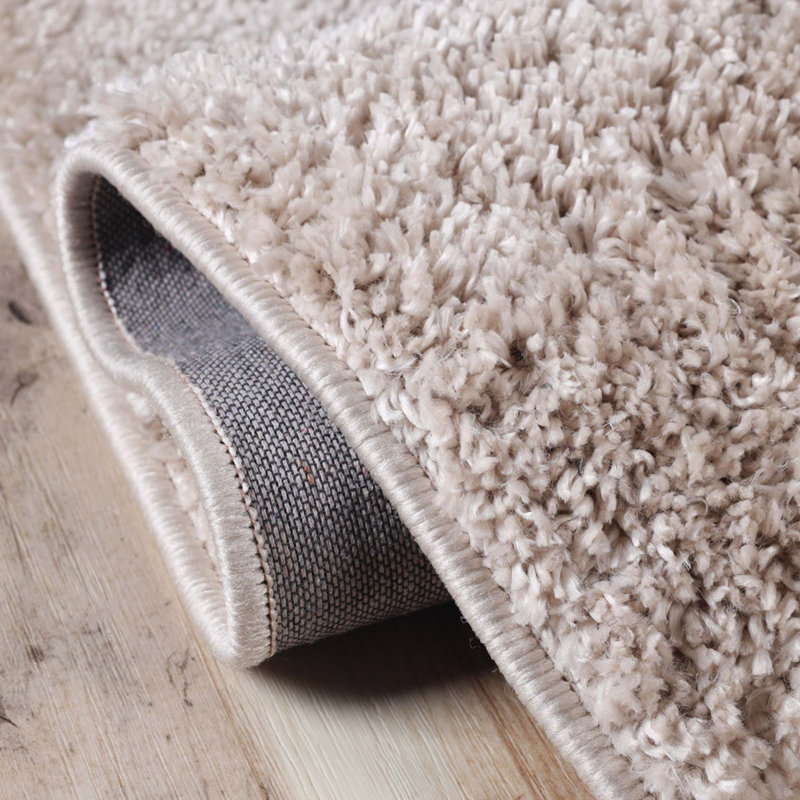 Tapis beige à poils longs résistant aux taches