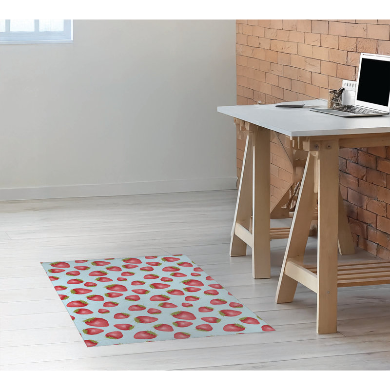 Tapis de bureau léger Summer Strawberries, L 60 po x P 84 po, Bleu nuage