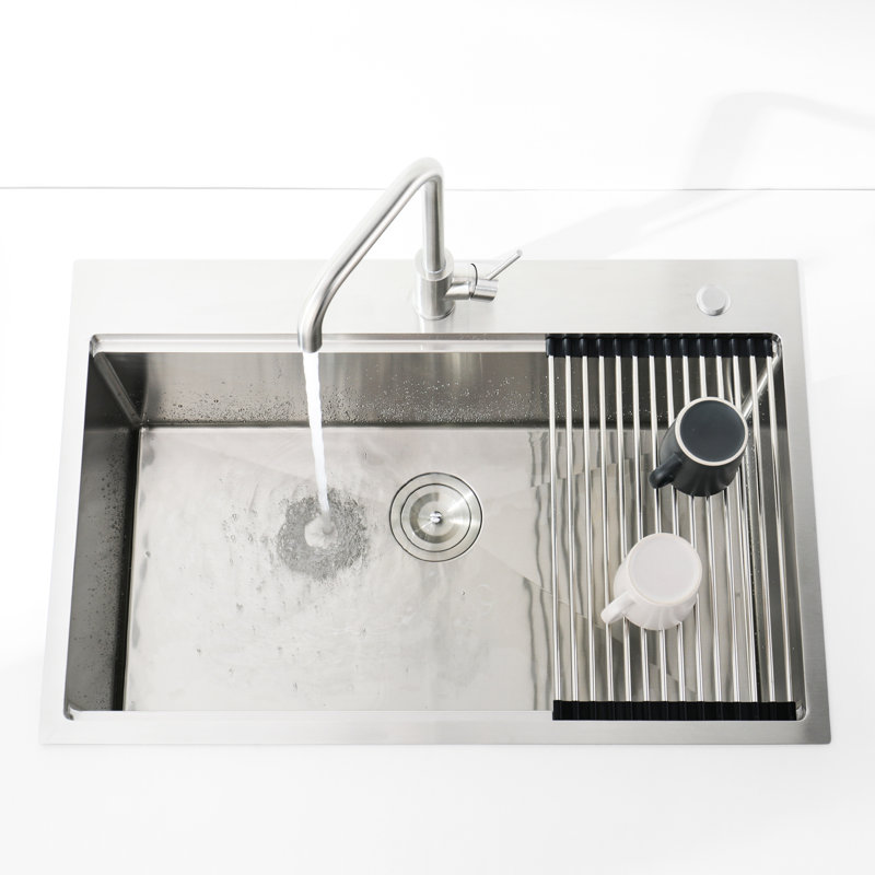 L'évier de cuisine en acier inoxydable de 36 x 22 po, surdimensionné, avec rainures et grille de drainage, assure une évacuation efficace de l'eau et améliore l'efficacité