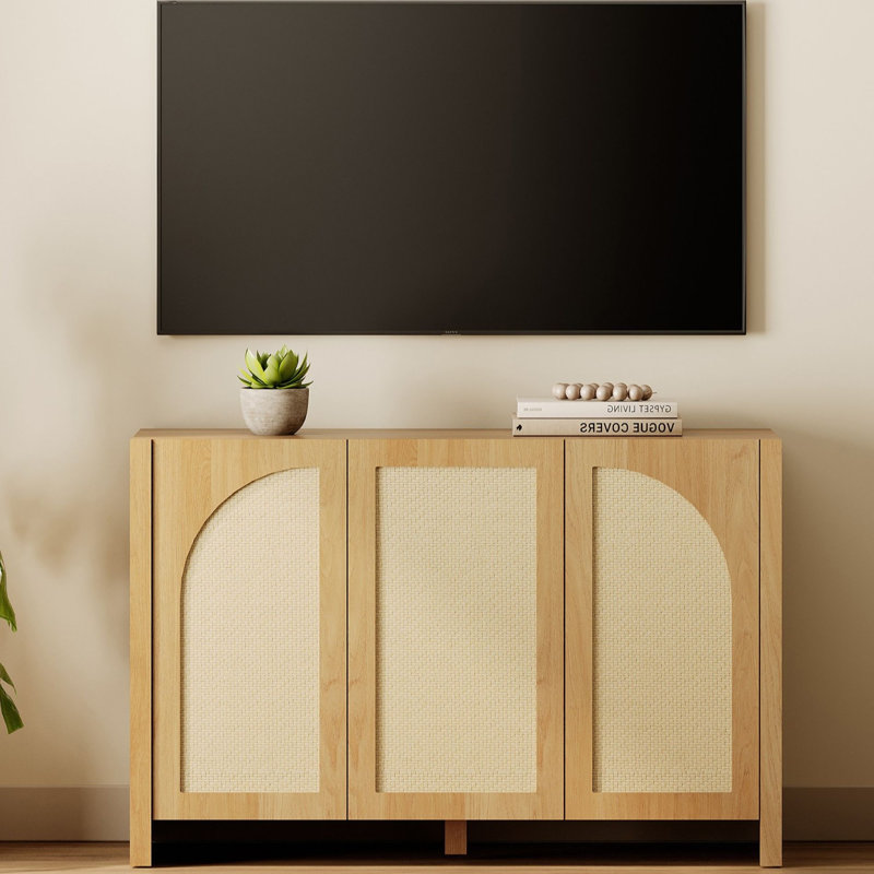 Meuble télé Sophia Farmhouse en rotin de 120 cm de large, compatible avec les téléviseurs jusqu'à 55 pouces, style Wabi-Sabi, trois portes, deux placards de rangement indépendants avec étagère réglable, chêne.