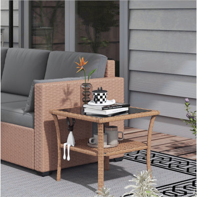 Table d'appoint en rotin Outsunny, table de bout d'extérieur avec tablette de rangement, cadre carré en aluminium, table basse avec plateau en verre trempé
