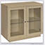 Vitrine à 2 portes en chêne clair Metro avec portes en verre encadrées et deux zones de rangement pour une organisation élégante.