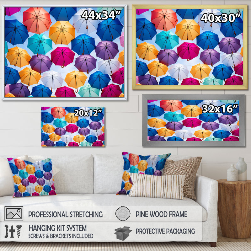 Ciel plein de parapluies colorés I sur toile, Cadre flottant doré, H 16 po x l 32 po
