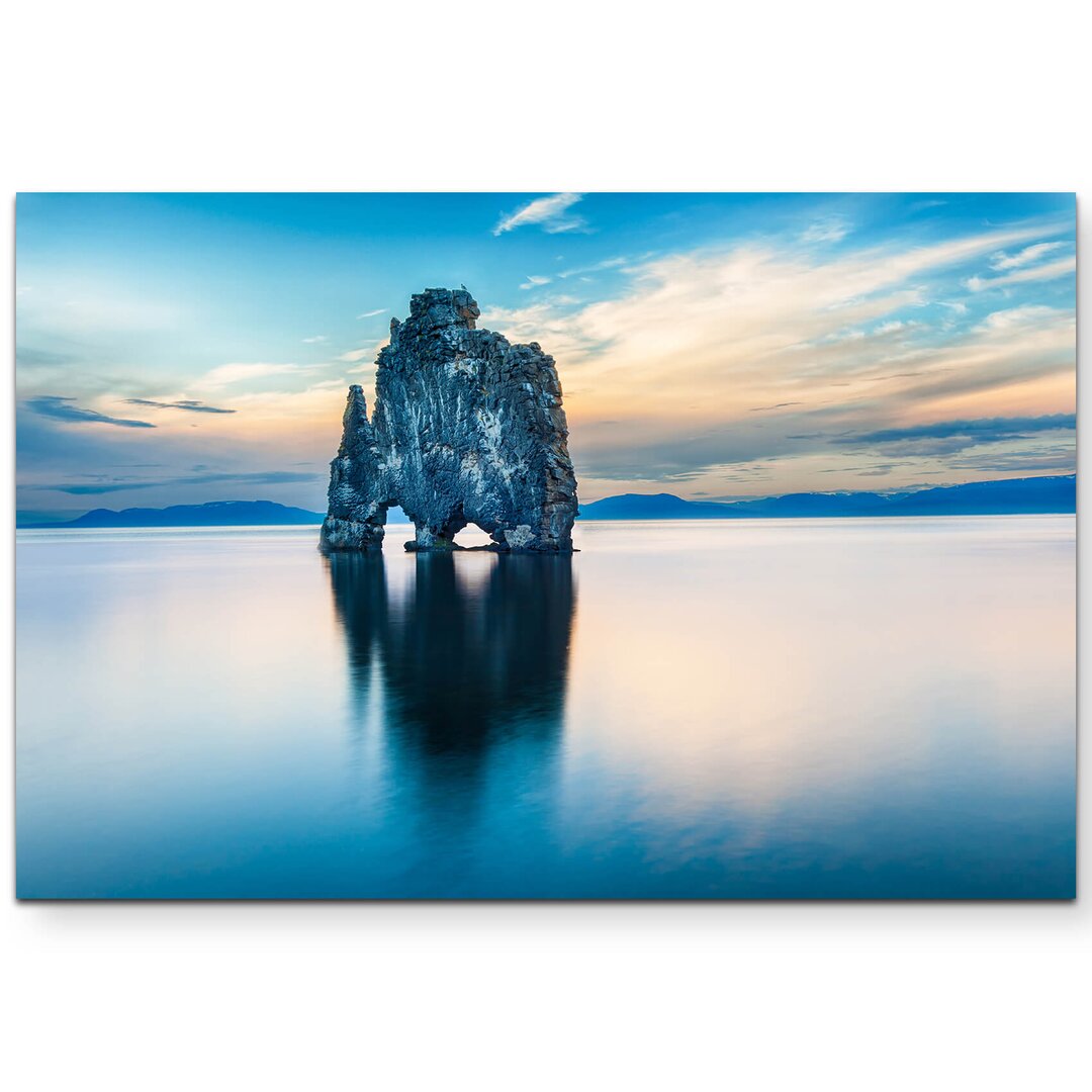 Leinwandbild Hvitserkur Felsen im Meer mit Spiegelung – Island