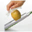 Cette trancheuse verte et multifonctionnelle dispose d'une épaisseur réglable, permettant de trancher facilement divers légumes et fruits de manière uniforme, ce qui rend la préparation des aliments de cuisine plus efficace.