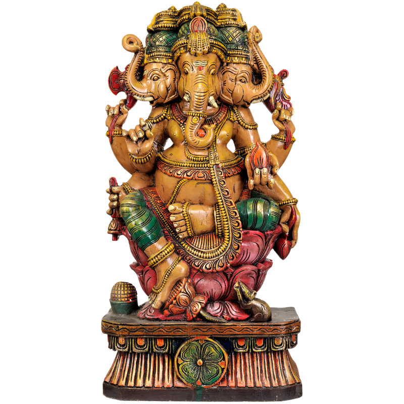 Tri-Mukha Ganesha assis sur un lotus