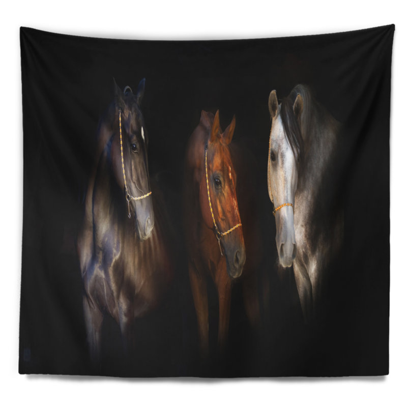 Trois chevaux avec une tapisserie Golden Bridle, H 32 po x l 39 po