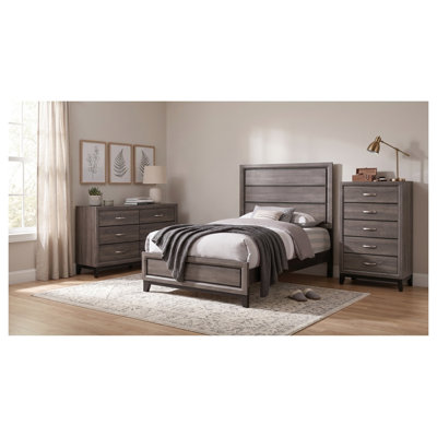 Ensemble de chambre à coucher Sutter en chêne gris pour lit simple, comprenant un lit à panneaux, une commode et un coffre.