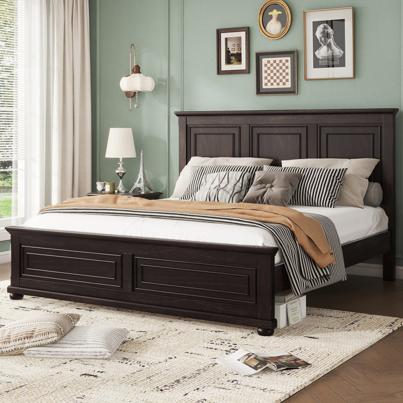Élégant lit de style champêtre avec un design à panneaux traditionnel et un rangement généreux caché
