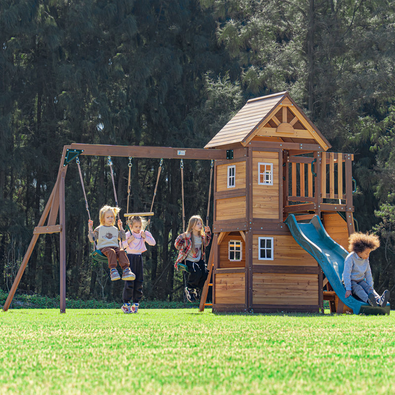 Aire de jeux extérieure DOLPHIN PLAYGROUND en cèdre de qualité supérieure avec balançoire, maisonnette, cuisine miniature, glissade de 1,8 m, 2 balançoires, trapèze et mur d'escalade. À partir de 3 ans.