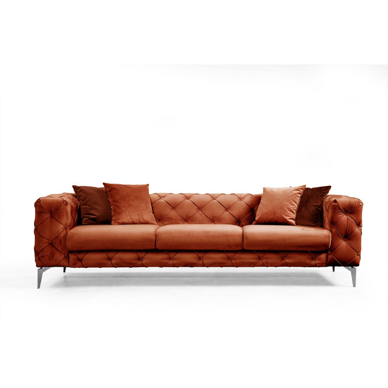 Élégant canapé 3 places, orange | Cadre en bois de hêtre et en carton, 90,2 po x 28,7 po x 35,4 po | Tissu 100% polyester, nettoyage à sec | Comprend 4 coussins, des pieds en métal chromé et une conception moderne pour le salon et l'hôtel