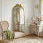 Miroir de plancher arqué antique antique-148871379