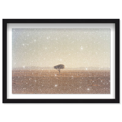 Beacon du désert II, impression encadrée sous verre représentant un paysage et la nature avec un effet scintillant de poussière de diamant, par Oliver Gal