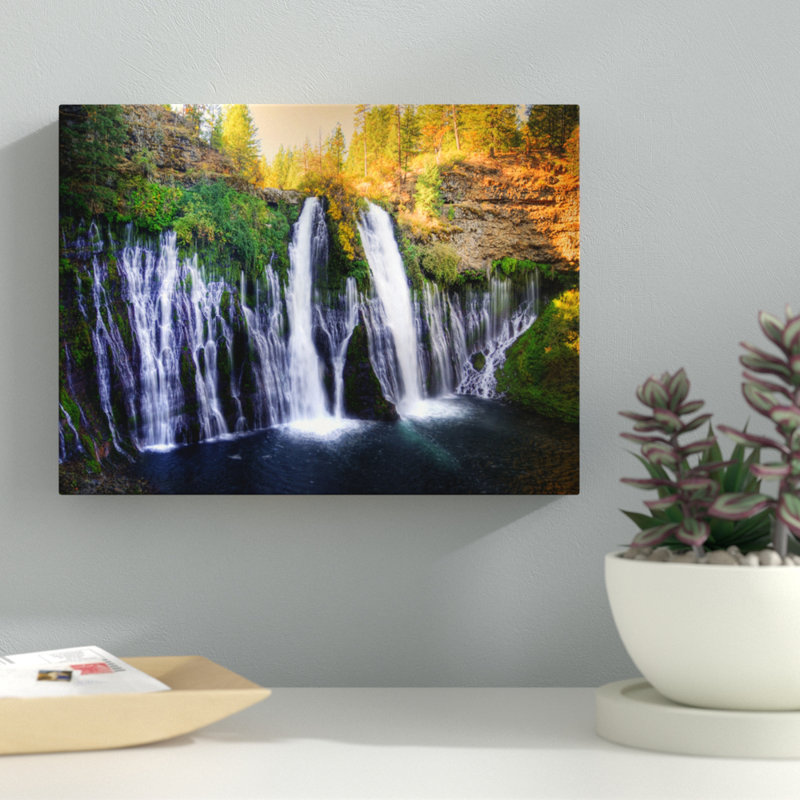 "Burney Falls" par Kelly Wade, reproduction de photo sur toile tendue, H 9 po x l 12 po x P 1,5 po, Toile tendue