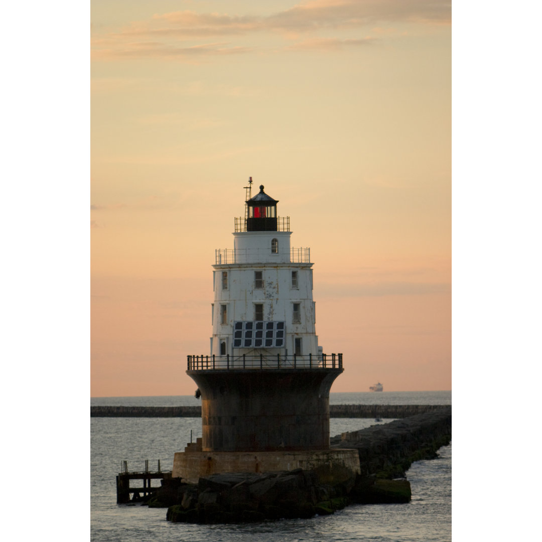 Harbor Of Refuge Leuchtturm in Delaware von CatLane - Kunstdrucke ohne Rahmen auf Leinwand