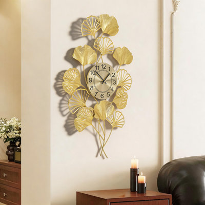 Horloge murale moderne en métal doré à motif feuille de ginkgo (21,65 x 35,43 po)