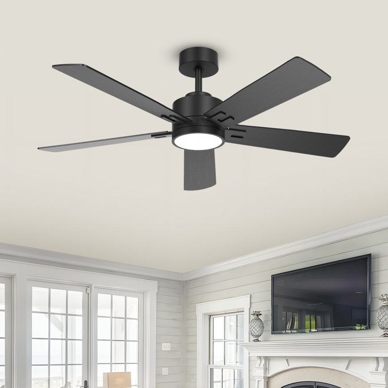 Ventilateur de plafond intelligent à 5 pales avec éclairage intégré, conception intérieure moderne pour le salon, la chambre à coucher et la salle à manger