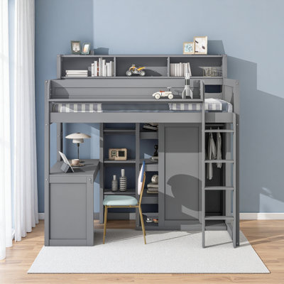 Lit mezzanine en bois avec plusieurs tablettes de rangement et garde-robe