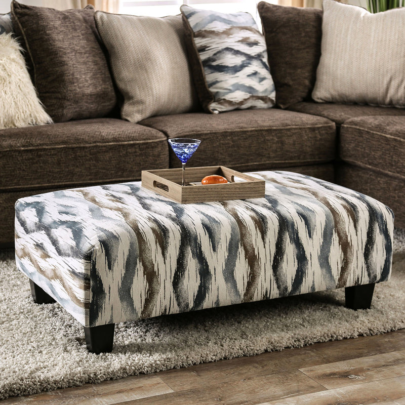 Meuble en microfibre imprimée aux finitions variées, de style contemporain, avec pieds fuselés, poids du colis : 20 kg, profondeur : 107 cm. Assemblage simple requis.