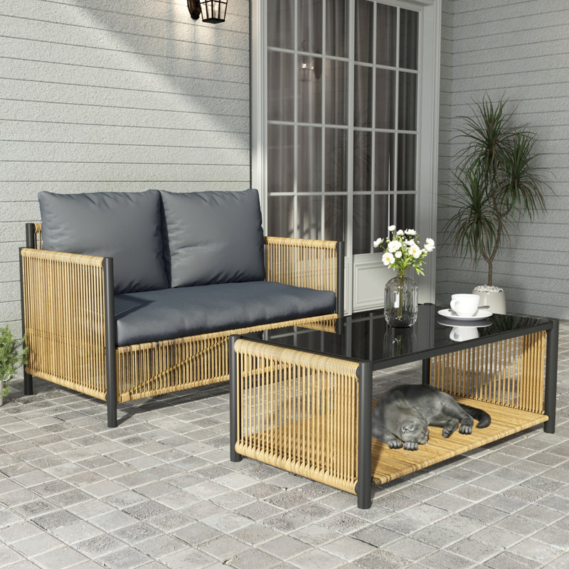 Jardin d'extérieur avec coussins gris et table - Construction, look moderne pour 2 options de rangement compactes