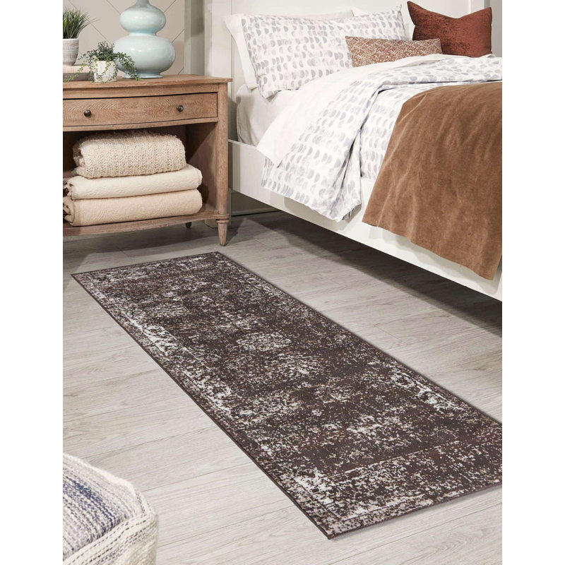 Tapis brun à motif floral Brandt, Tapis de couloir 2 pi x 6 pi 7 po, Non