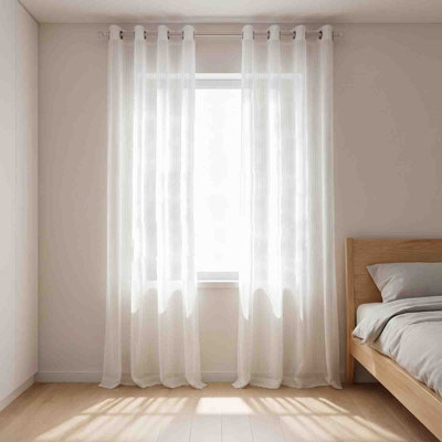 Les stores rayés pour les rideaux transparents blancs dans le salon et le balcon permettent à la lumière de traverser, mais empêchent les gens de voir à travers