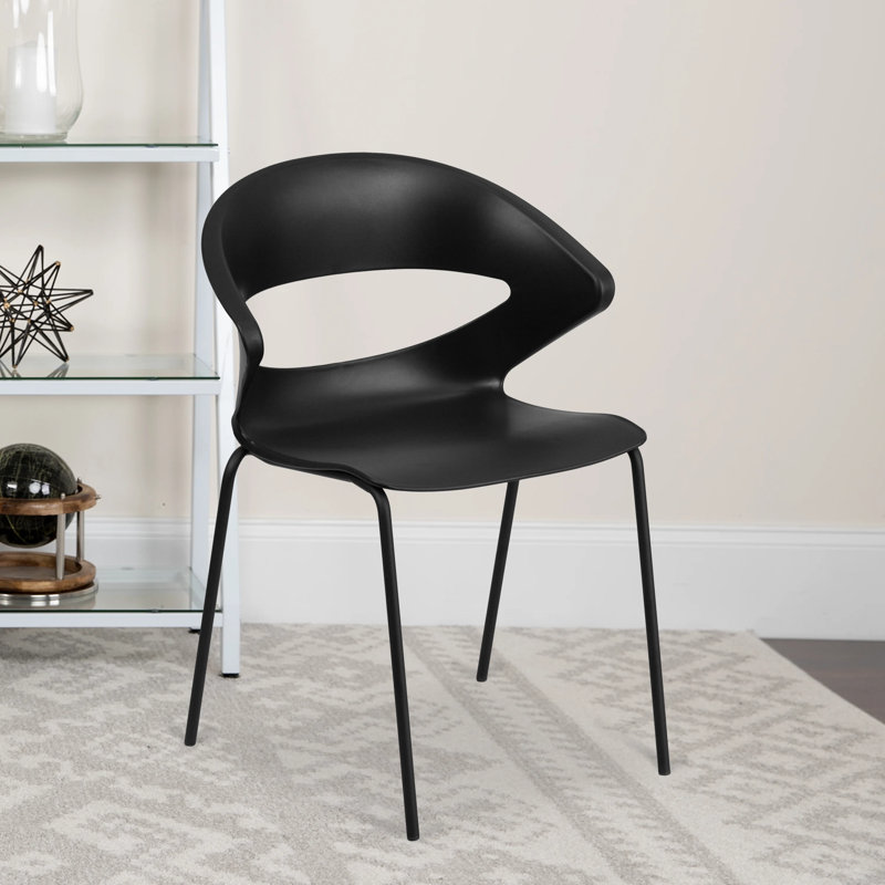 Chaise empilable de style café avec dossier flexible Oliverson d'une capacité de 440 lb.