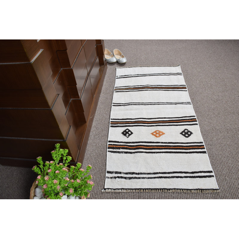 Tapis turc rétro tissé à la main avec rayures blanches et chanvre - idéal pour les entrées