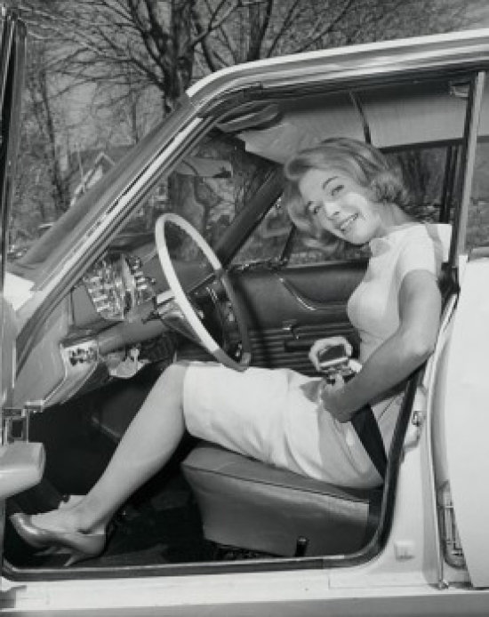 Portrait d'une jeune femme attachée à la ceinture dans une voiture, reproduction d'affiche (24 x 36)