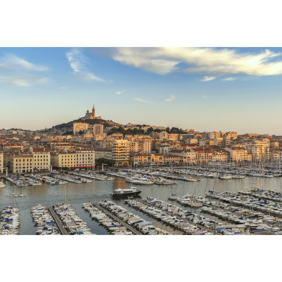 Marseille Luftaufnahme Stadtsilhouette von Noppasin Wongchum - Kunstdrucke auf Leinwand